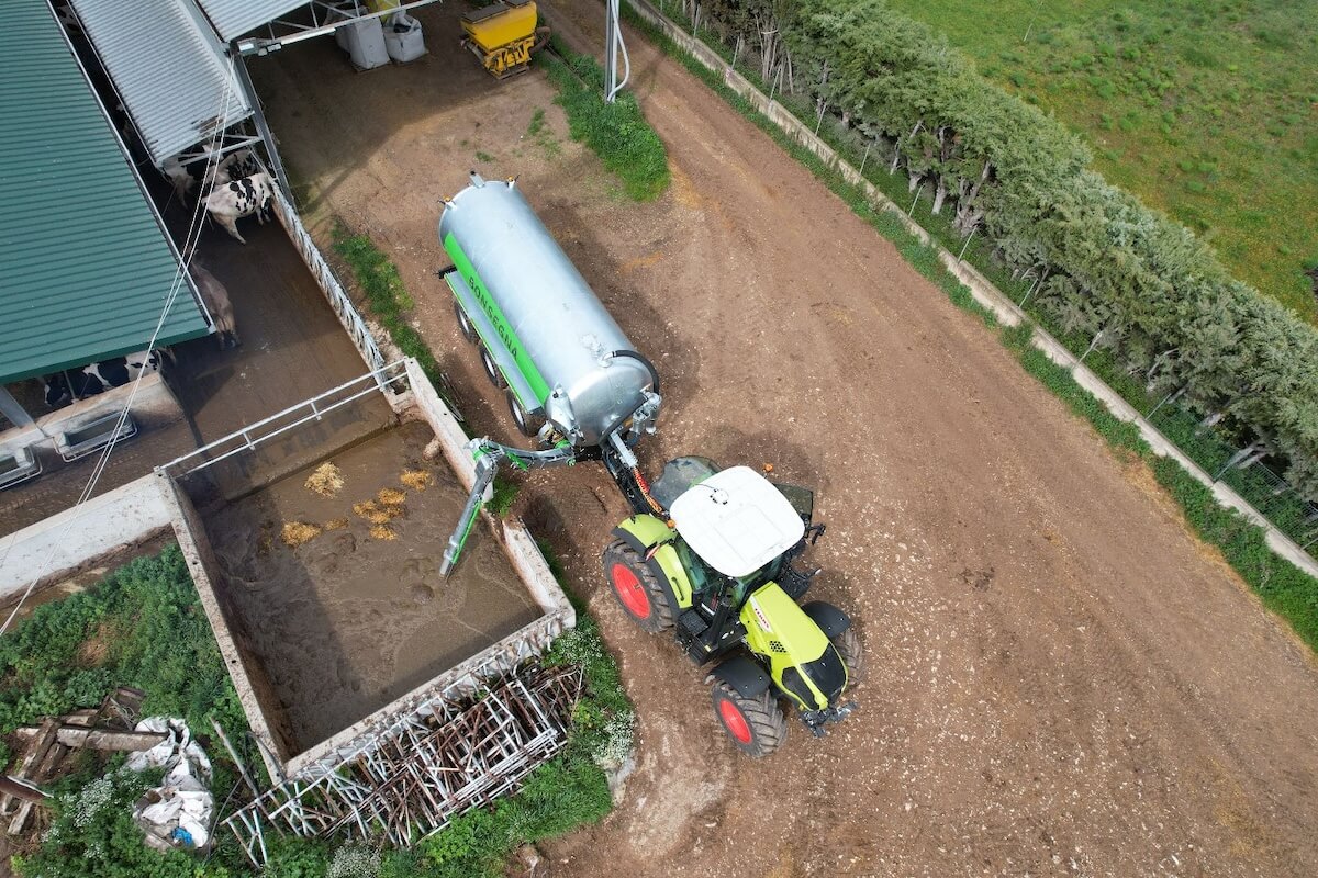 Fase di riempimento di un carrobotte presso la vasca di stoccaggio per liquami nel centro aziendale